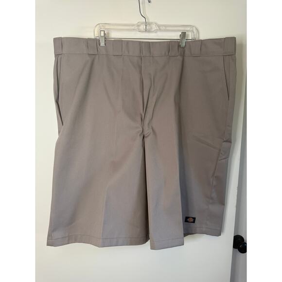 Men's Dickies Khaki Loose Fit Long Shorts 48 inch waist - Picture 1 of 5